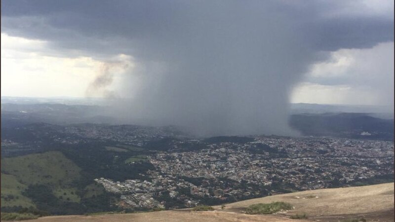 Figura 10: Exemplo de chuva localizada em Atibaia (SP) em 13 de dezembro de 2018. Fonte: Antonio Leonel (2018). Disponível em: https://twitter.com/metsul/status/1073335715025600512. Acesso: 01 mai. 2022